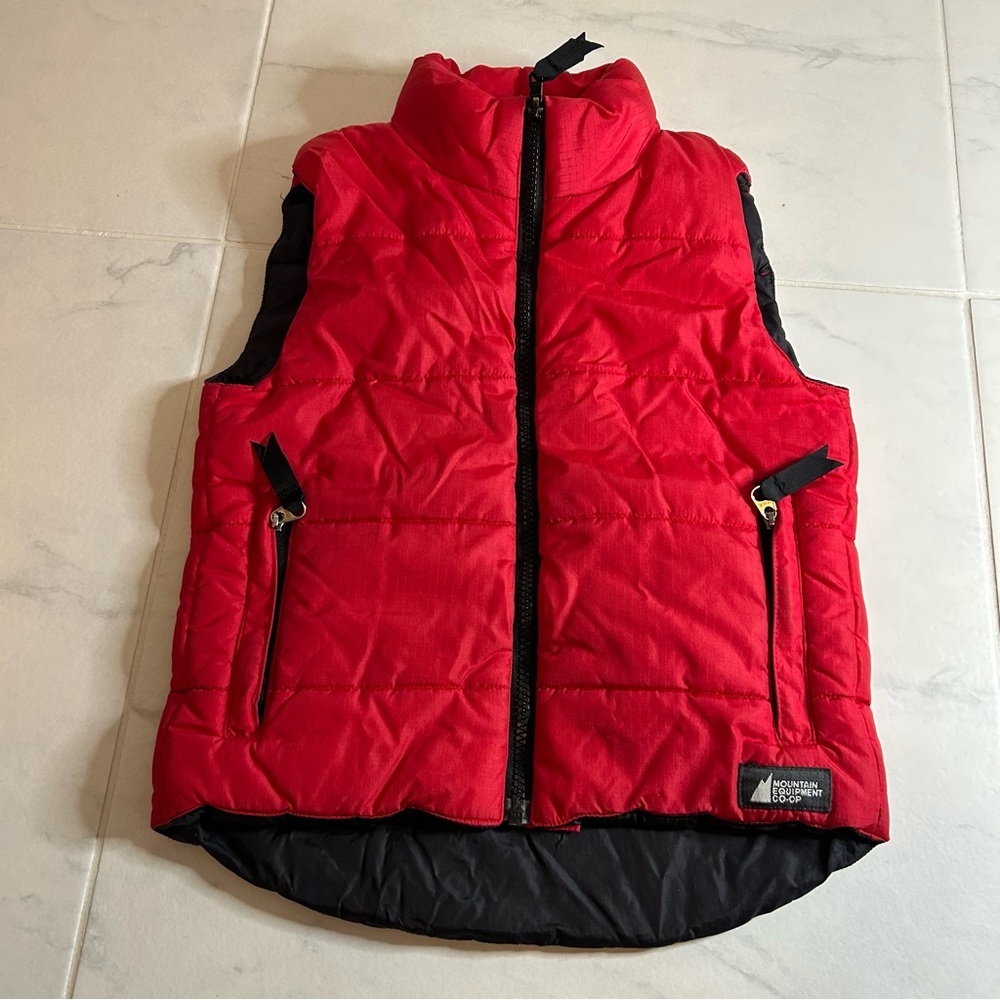 MEC Red Kids Puffer Vest. Zip up. Zipper pockets. EUC!